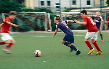 Kicken wie ein Mädchen