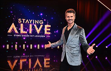 Staying Alive - Stars singen mit Legenden